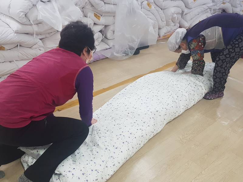 고급 커버 결합 및 수공 마무리 검수